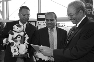 At a STEM education event in Philadelphia in September 2011, Dr. Suresh joined U.S. Congressman Chaka Fattah (right) and Andrew Williams (with robot), who coaches the Spelbots team at Spelman College. Subra Suresh